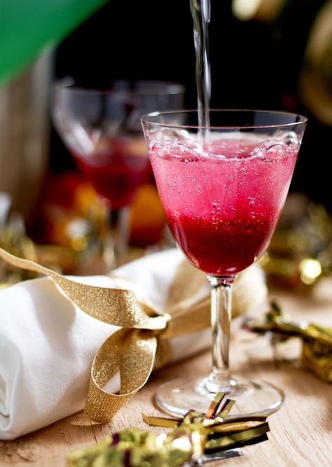 Raspberry royale cocktail recipe Raspberry Champagne, Holiday Cocktails Christmas, Champagne Recipe, Christmas Cocktails Easy, Raspberry Cocktail, Christmas Champagne, Champagne Recipes Cocktails, Champagne Drinks, Elegant Food