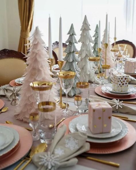 Pink Christmas Table, Christmas Decor Trends, Silver Christmas Decorations, Rose Gold Christmas, Glam Christmas, Pink Xmas, Christmas Tablescape, Pink Christmas Decorations, Christmas Interiors