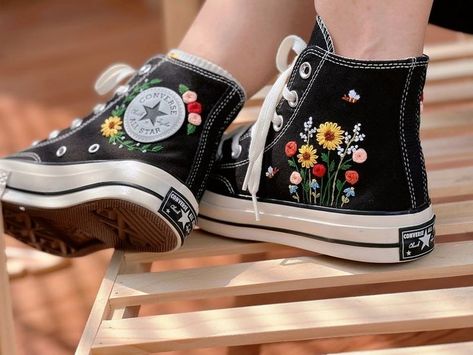 Embroidered Converse/Floral Converse/Converse Embroidered Clusters Of Sunflowers And Roses Butterfly Converse, Converse Floral, Embroidered Shoes Converse, Floral Converse, Cool Converse, Converse 1970s, Converse Hi, Sunflowers And Roses, Embroidered Converse