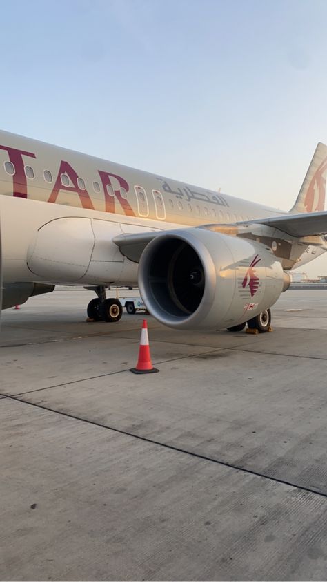 Qatar Airport Snapchat, Qatar Airways Aesthetic, Airplane Sunset Aesthetic, Qatar Pictures, Qatar Aesthetic, Qatar City, Airport Feeling, Qatar Airport, Qatar Airways Cabin Crew