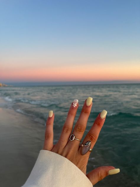 Hawaii Nails Natural, Nails For Goa Trip, Beach Astethic Nails, Vacation Nails Coffin Beach, Spring Break Beach Nails, White Beachy Nails, Beach Nails Vacation Simple Square, Nails For Aruba, Hawaii Nails Ideas Simple