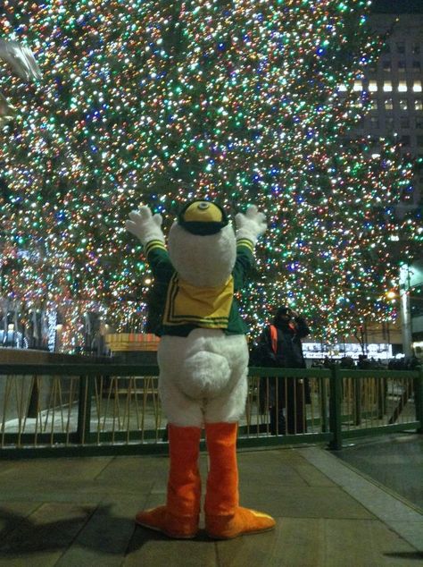 Oregon Duck at Rockfeller Center in NYC. Nyc Xmas, Maine Aesthetic, Oregon Football, Alabama Football Roll Tide, Ducks Football, Oregon Ducks Football, Dream College, Notre Dame Football, Mike Trout