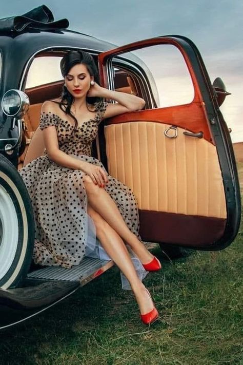 Retro Poses, Retro Photoshoot Vintage Photo Ideas, Vintage Photoshoot 50s, Rockabilly Photoshoot, Pinup Photo Shoot Ideas, 50s Photoshoot, Classic Car Photoshoot, Poses Model, Retro Photoshoot