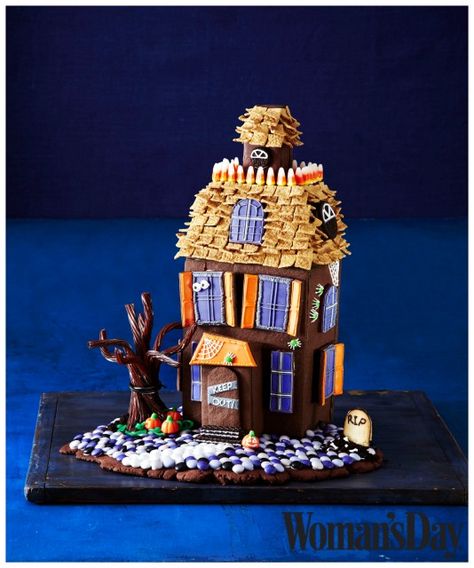 Woman's Day - Home, Scary Home: September 10, 2014 Haunted House Ideas, Haunted Gingerbread House, Halloween Gingerbread House, Jelly Shots, Cookie House, Royal Icing Recipe, Spooky House, Easy Halloween Crafts, Candy Decorations