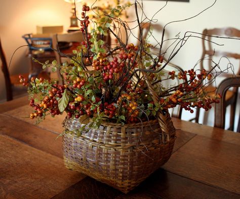 Autumn Basket Decoration, Fall Basket Centerpieces For Table, Fall Basket Ideas Decor, Basket Table Centerpiece, Early Fall Decorating, Baskets With Flowers, Basket Centerpiece, Fall Basket, Basket Centerpieces