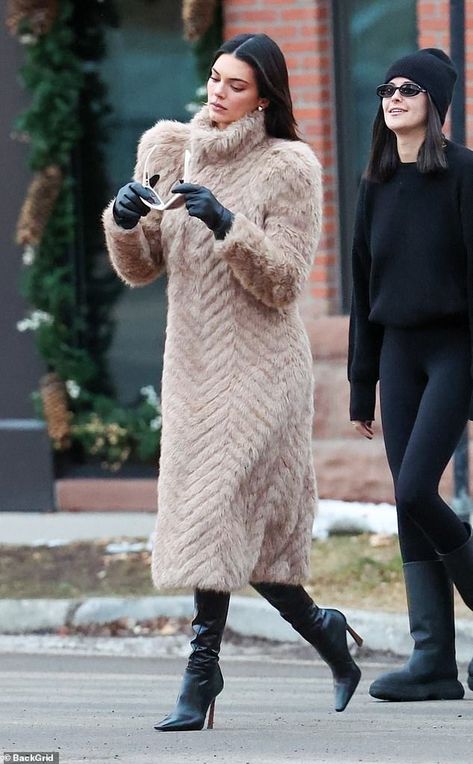 Kendall Jenner models a $6k fur coat as she continues her fashionable Aspen trip... after Bad Bunny breakup | Daily Mail Online Aspen Trip, Em Rata Style, Style Kendall Jenner, Kendall Jenner Street Style, Kendall Style, Kylie Jenner Style, Aspen Colorado, 1 Tattoo, Jenner Style