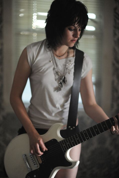 Kristen Stewart Movies, The Runaways, John Stewart, Kristin Stewart, Women Of Rock, Nikki Reed, Guitar Girl, Joan Jett, Hey Girl