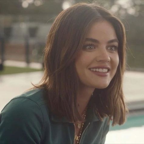 Cutie 🥰 Film Screencaps, Lucy Hale Hair, One Length Haircuts, John Winchester, Desired Reality, Aria Montgomery, Instagram Creative Ideas, Diamond Face, Short Straight Hair