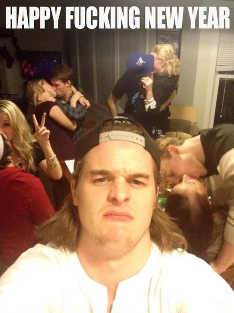 26 Funny Awkward Christmas Photos ~ funny selfie, couples kissing, except lonely man, happy f-ing new years Kiss Funny, Christmas Couple Pictures, New Year's Kiss, Funny Christmas Pictures, Teenage Couples, Uber Humor, Selfie Fail, Funny Selfies, New Year Pictures