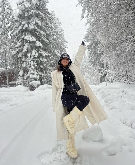 White Bucket Hat Outfit Winter, Bucket Hat Outfit Street Styles, Moonboots White, White Snow Boots Outfit, Bucket Hat Winter Outfit, White Chunky Boots Outfit, Black Bucket Hat Outfit, Bucket Hat Outfit Winter, White Bucket Hat Outfit