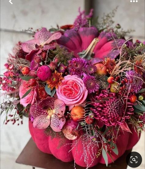 Halloween Flower Arrangements, Pumpkin Floral Arrangements, Pretty Pumpkins, Fall Flower Arrangements, Beautiful Pumpkins, Halloween Flowers, Pink Pumpkin, Pumpkin Flower, Fall Thanksgiving Decor