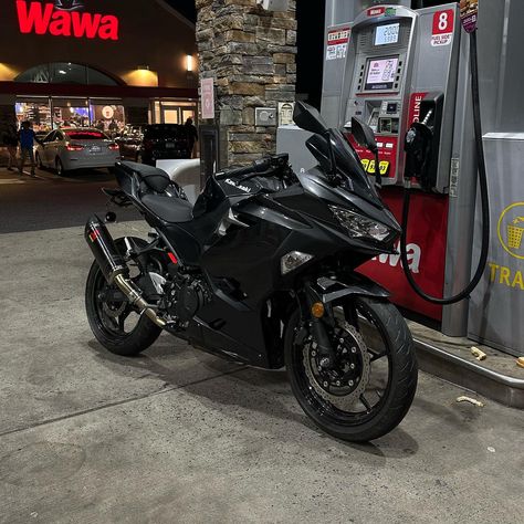 sitting pretty Everyday Bag Essentials, Bike Aesthetic, 2013 Swag Era, Motorcycle Aesthetic, Biker Aesthetic, Biker Boys, Pretty Bike, Black Bike, Motor Sport