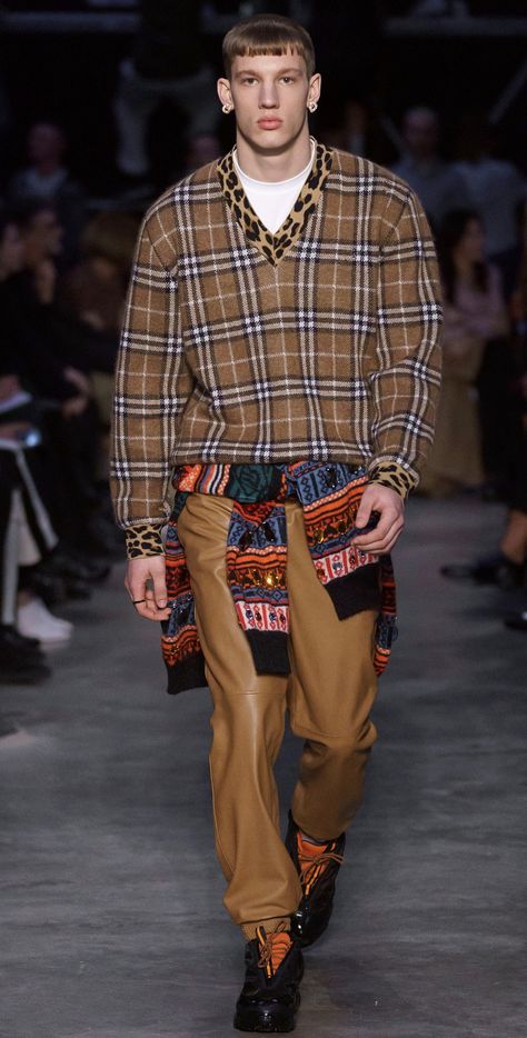 BURBERRY by RICCARDO TISCI Fall 2019 Menswear Look #15 featuring Matteo Ferri / LONDON FASHION WEEK Riccardo Tisci Burberry, Burberry Outfit Men Street Styles, Burberry Tracksuit Men, Burberry Menswear, Burberry Tshirt Men, Ricardo Tisci, Riccardo Tisci, Fashion Man, London Fashion