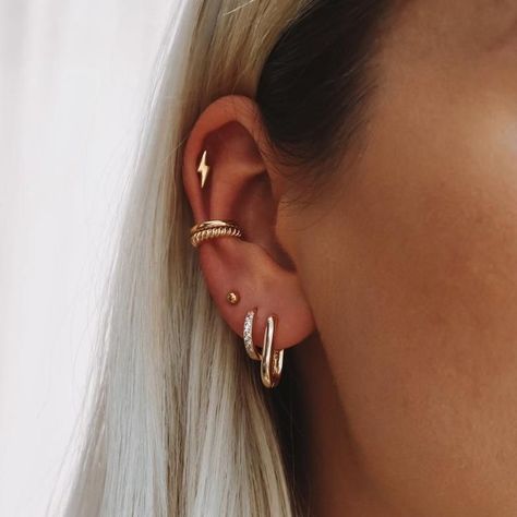 Piecing Oreille, Minimalist Ear Piercings, Ear Peircings, Piercing Conch, Types Of Ear Piercings, Piercing Inspo, Cool Ear Piercings, Pretty Ear Piercings, Cute Ear Piercings