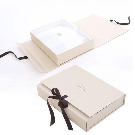 Robe Packaging Ideas, Dresses Packaging Ideas, Packaging Dress Ideas, Backging Boxes Idea Clothes, Clothes Box Packaging, Packing Design Clothes, Packaging For Clothing Brand, Creative Packaging Design Boxes Ideas, Packaging Design For Clothes