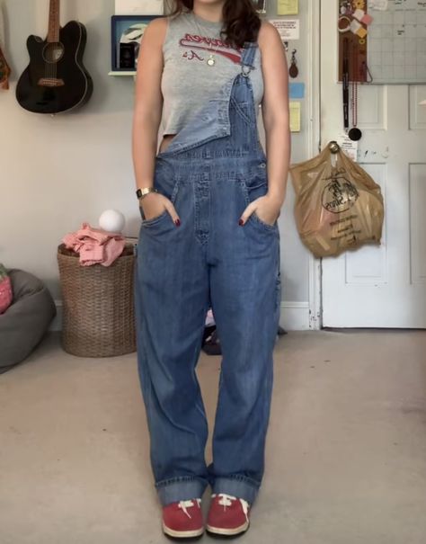 Jean Inspo Outfit, Leia Forman, Flare Jeans Outfit Summer, Flared Jeans Outfit Summer, Overalls Outfit Summer, Flare Jeans Outfit, Summer Goth, Overalls Outfit, Jeans Outfit Summer