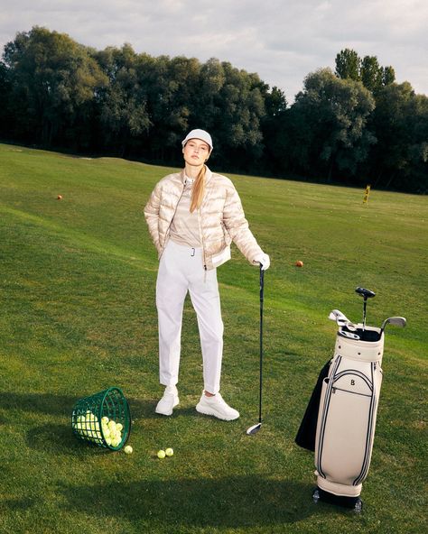 Golf Studio Photoshoot, Golf Fashion Editorial, Mini Golf Photoshoot, Golf Poses Photo Ideas, Golf Editorial, Golf Poses, Golf Shoot, Sports Editorial, Sport Editorial