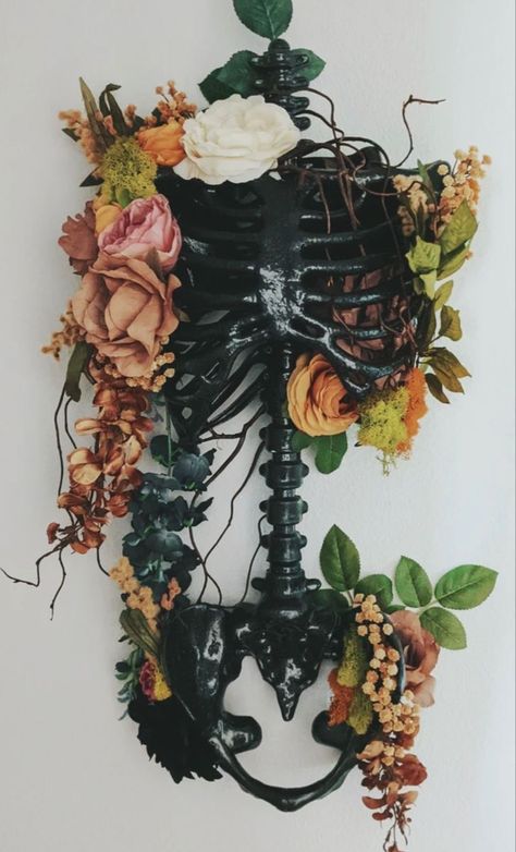 Tattoo Shop Halloween Decor, Fall Townhouse Decor, Dried Flowers Halloween, Skeleton Floral Decor, Macabre Crafts Diy, Floral Skull Decor, Pastel Goth Wreath, Dark Halloween Decorations, Plant Halloween Decorations