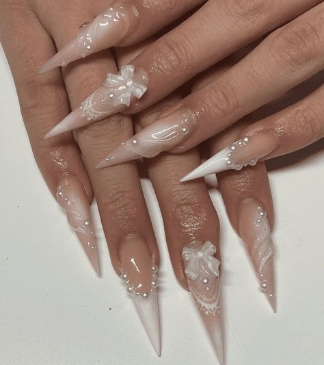 Winter Stilleto Nails Designs, White Christmas Nails Stiletto, Graduation Nails Stiletto, White Nails Stiletto Long, Christmas Stilleto Nail, Stilleto Nails White, Nail Ideas Stilletos, Holiday Stiletto Nails, White Pointy Nails