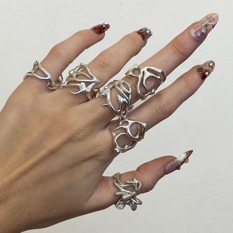 æspacore on Twitter: "Cybercore accessories that aespa should wear: A THREAD https://t.co/Y9T5zLN4hV" / Twitter Futuristic Jewelry, Ethereal Jewelry, Dope Jewelry, Funky Jewelry, Jewelry Photography, Girly Jewelry, Jewelry Inspo, Pretty Jewellery, Piercing Jewelry