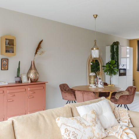 Aan de slag met de nieuwe kleurcollectie van Souraya, Binti Home. Op de wand Binti Oasis, Binti Camel en op de kast Binti Orient. African Interior, Den Bosch, Bohemian Home, Interior Inspo, Cozy House, Ibiza, Tiny House, Future Home, Oasis