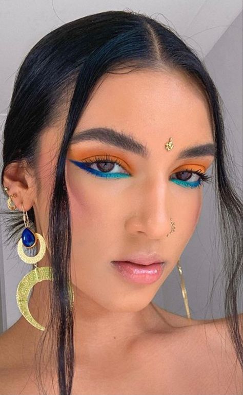 Make Up Trends Fall 2022, Vibrant Makeup Looks For Brown Eyes, Colorful Minimalist Outfit, Make Up 2023 Trends, Orange Blue Makeup, Fun Eyeshadow Looks Colorful, Colorful Eyeliner Makeup, Rave Makeup Looks, Rave Eye Makeup