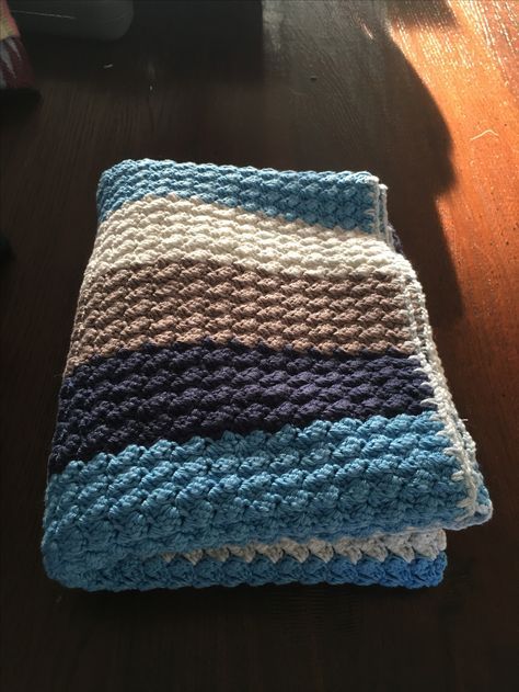 Gehaakte baby deken  Blanket Stitch / golfjes steek Volgens patroon van: Karin aan de Haak Knitted Toys Free Patterns, Beautiful Baby Blanket, Crochet Patterns Free, Hand Crochet Baby Blanket, Manta Crochet, Ideas Crochet, Blanket Stitch, Crochet Patterns For Beginners, Crochet Home