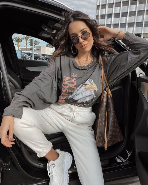 Long Road Trip Outfit, Trip Outfits Summer, Road Trip Outfit Summer, Outfits Summer Women, Spring Outfits College, Trip Outfit Summer, Chunky Sneakers Outfit, Sporty Summer Outfits, Bus Journey