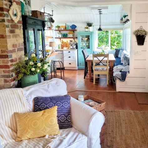 Shiplap and Shells - Colorful Cottage Living Room Summer Tour | A tour of my summer cottage living room, where you'll find coastal inspiration throughout, and shades of blues and greens. #coastalcottage #cottagestyle #summertour #cottagelivingroom #beachcottage #hometour Winter Home Decor Cozy, Colorful Cottage, Arizona House, Cottage Living Rooms, Cottage Interior, Kitchen And Dining Room, Style Cottage, Cottage Interiors, Dining Nook