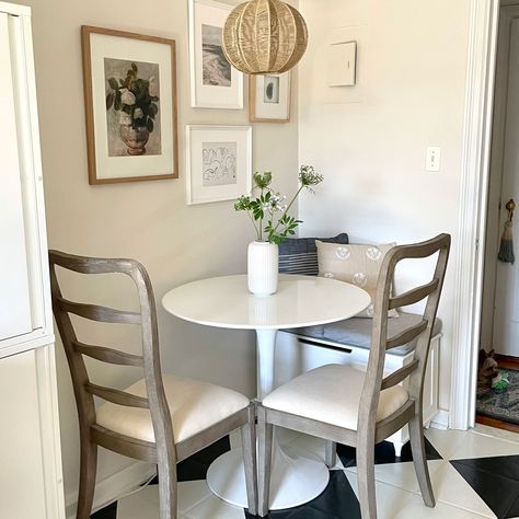 Corner Dining Nook, Small Round Kitchen Table, Small Dining Nook, Small Dinner Table, Apartment Dining Area, Corner Dining Table, Kitchen Nook Table, Dining Nooks, Tiny Dining Rooms