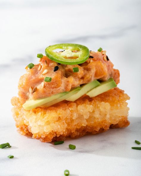 Crispy Rice Squares, Sushi Toppings, Crispy Rice Recipe, Spicy Tuna Crispy Rice, Tuna Crispy Rice, Rice Crispies Recipe, Sushi Rice Recipes, Crab Rangoons, Sushi Recipes Homemade