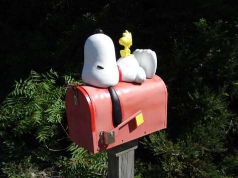 Snoopy Mailbox, Funny Mailboxes, Casa Disney, Mail Boxes, Snoopy Pictures, Snoop Dog, Snoopy Friends, Charlie Brown Snoopy, Snoopy And Friends