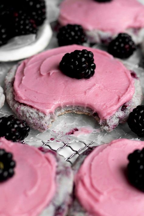 Blackberry Frosting, Blackberry Cookies, Fruity Cookies, Strawberry Sugar Cookies, Eggless Cookies, Blackberry Syrup, Plats Healthy, Gluten Free Sugar Cookies, Blackberry Recipes