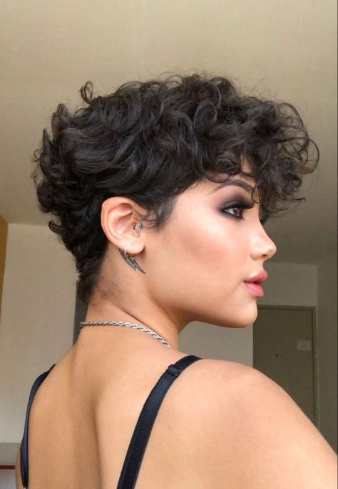 95 Beautiful Short Hairstyles For Fat Faces And Double Chins Tomboy Haircut, Hairstyles For Fat Faces, Curly Pixie Hairstyles, Curly Pixie Haircuts, Curly Pixie Cuts, Curly Pixie, Short Curly Haircuts, Makijaż Smokey Eye, Haircuts For Curly Hair