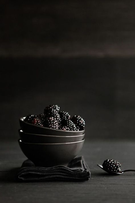 Food Photography Fruit, Ingredients Photography, Moody Food Photography, Food Photography Tutorial, Dark Food Photography, Black Food, Food Photography Inspiration, Fruit Photography, Food Drink Photography