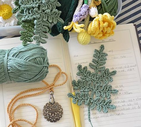 Crochet Tiny Fern Leaf - CrochetObjet Leaf Crochet, Irish Crochet Flowers, Crochet Leaf Patterns, Crochet Flowers Free Pattern, Crochet Bouquet, Crochet Plant, Fern Leaf, Crochet Leaves, Crochet Decoration