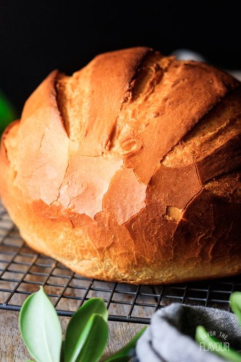 Easy Cob Loaf Recipe: this simple white bread recipe is perfect for beginners to make. It tastes great as a bread bowl for dip, or spread with butter and made into sandwiches. Enjoy the process of making this crusty bread by hand. | www.savortheflavour.com #cobloaf #homemadebread #yeastbread #whitebread #breadrecipe Cob Loaf Bread Recipe, Cobb Bread Recipes, Cob Bread Recipe, Cob Loaf Recipes, Cobb Bread, Crusty White Bread Recipe, First Bread Recipe, Cobb Loaf, Cob Recipes