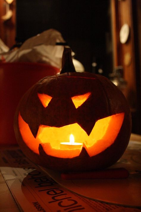 Vampire Carved Pumpkin, Easy Vampire Pumpkin Carving, Vampire Pumpkin Carving Ideas, Vampire Jack O Lantern, Pumpkin Carving Ideas Vampire, Pumpkin Carving Vampire, Vampire Pumpkin Carving, Creepy Pumpkin Carving, Batman Pumpkin