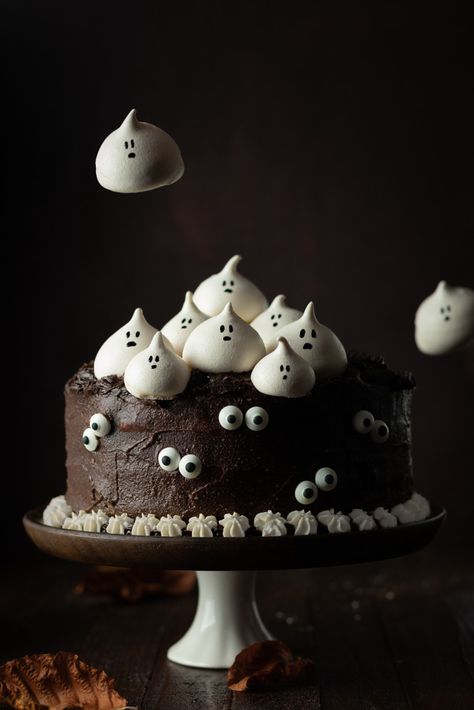 Halloween Meringue Ghosts Chocolate Cake With Parisian Cream Recipe - Photo by © Reka Csulak Three Pod Studio Meringue Ghosts, Postres Halloween, Ghost Cake, Halloween Baking, Halloween Desserts, Halloween Snacks, Halloween Food For Party, Holiday Cakes, Halloween Cupcakes