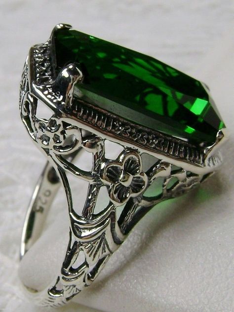 Floral Art Nouveau, Inexpensive Jewelry, Stock Design, Floral Filigree, Green Emerald Ring, Ring Toss, Diy Jewelry Inspiration, Filigree Ring, Emerald Jewelry