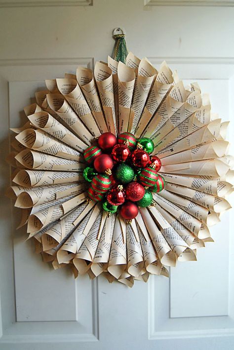 Ann's Snap Edit Scrap: Rolled book page wreath Rolled Paper Wreath, Paper Wreaths, Book Sculptures, Paper Cup Crafts, Book Wreath, Sheet Music Crafts, Christmas Styling, Iris Folding Pattern, Book Page Wreath