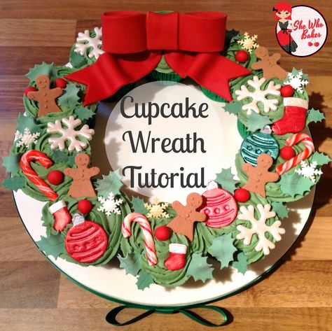 Cupcake Wreath Tutorial Christmas Wreath Cake, Fancy Baking, Cupcake Wreath, Turkey Cupcakes, Wreath Cake, Christmas Cake Designs, Christmas Cake Decorations, Xmas Cake, Easter Cupcakes