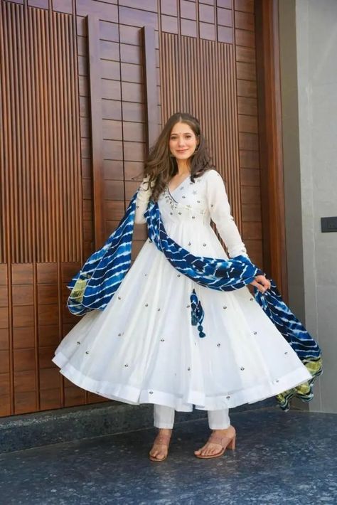 Long Kurti Designs Anarkali, Indian Dresses Kurti, Square Shape Neck Design Kurti, Anarkali Dress Pattern Long Sleeve, Scratch Outfit Ideas Ethnic, Trending Anarkali Designs, Anarkali Designs Latest, Wedding Wear For Sister, Anarkali Suits Designer Latest