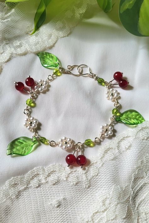 Cherry Blossom Bracelet, Blossom Bracelet, Cherry Necklace, Lucky Charm Bracelet, Green Beaded Bracelets, Diy Jewelry Unique, Beads Bracelet Design, Handmade Jewelry Tutorials, Jewelry Accessories Ideas