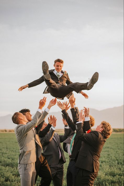 Prom Pics With Friends Boys, Homecoming Photo Ideas With Friends Guys, Prom Pictures Friends Guys, Homecoming Photo Shoot Ideas, Guys Group Photo, Homecoming Poses With Friends Boys, Prom Poses For Friends Guys, Group Prom Photo Ideas, Group Homecoming Poses