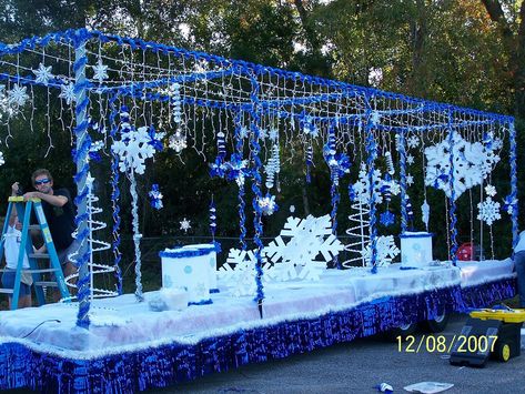 Frozen Parade Float, Winter Parade Float, Holiday Parade Floats, Parade Float Diy, Parade Float Theme, Parade Float Decorations, Christmas Trailer, Snow Place Like Home, Homecoming Floats