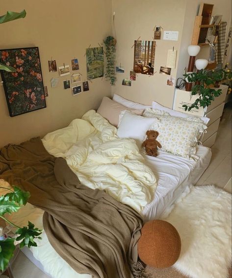 Sleep Room Aesthetic, No Bedframe Bedroom Ideas Minimalist, Floor Bed Bedroom Ideas, Mattress On The Floor Aesthetic, No Bedframe Bedroom, Matress Ideas Floor Aesthetic, Matress Ideas Floor, Floor Bed Aesthetic, Bed On Floor Ideas Aesthetic