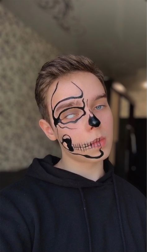 Simple Skull Makeup Men, Simple Skeleton Makeup Men, Guy Skull Makeup, Half Skull Makeup Men, Skull Face Paint For Men, Easy Skeleton Makeup Men, Mens Skeleton Makeup, Skull Face Paint Easy, Make Up Halloween Hombre