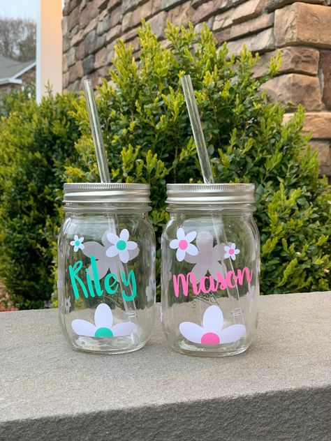 Decorated Mugs, Jar Cups, Diy Vinyl Projects, Mason Jar Glasses, Mason Jar With Straw, Slumber Party Birthday, Mason Jar Drinks, Custom Mason Jars, Mason Jar Design