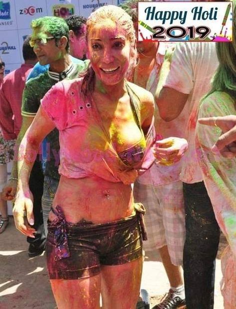 Happy Holy Pictures Of The Stars, Holi Girl, Holi Pics, Happy Holi Picture, Danger Photo, Holi Girls, Holi Pictures, Festival Paint, Women Celebrating